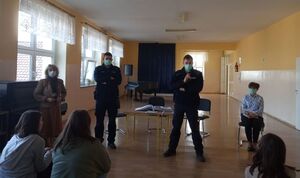 Dzielnicowi podczas rozmowy z uczniami.