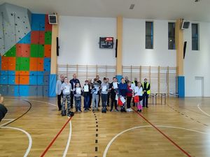 Zdjęcie grupowe uczestników i organizatorów turnieju na HALI SPORTOWEJ .