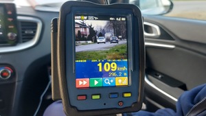 MONITOR RĘCZNEGO MIERNIKA PRĘDKOŚCI Z ZAREJESTROWANYM WYKROCZENIEM.