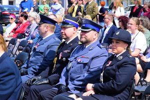 Przedstawiciele służb mundurowych na uroczystości. W środ nich I Zastępca Komendanta Powiatowego Policji w Łęczycy.