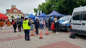 Stoiska promocyjne służb i uczestnicy wydarzenia pomiędzy nimi na placu Tadeusza Kościuszki.