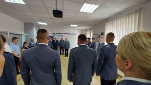 Komendant Powiatowy Policji w Łęczyc podczas  uroczystości w sali odpraw wraz z policjantami i zaproszonymi gośćmi.