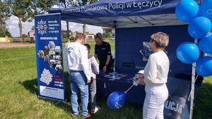 Policyjne stanowisko z odwiedzającymi na dożynkach w Leżnicy Małej.
