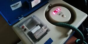 Alkomat z widocznym wynikiem badania.