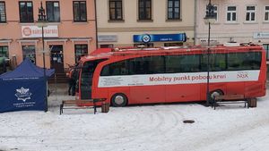 Namiot promocyjny policji i mobilny punkt poboru krwi na placu Kościuszki w Łęczycy.