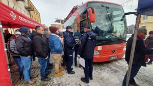 Krwiodawcy przed mobilnym punktem poboru krwi.