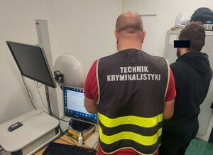Technik kryminalistyki podczas daktyloskopii podejrzanego.