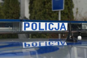 Dach radiowozu z napisem POLICJA.