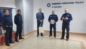 Policjanci odchodzący na emeryturę wraz z Kierownictwem jednostki i Starostą.
