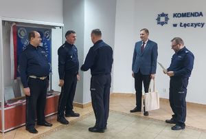 Policjanci odchodzący na emeryturę wraz z Kierownictwem jednostki i Starostą.