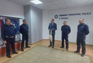 Policjanci odchodzący na emeryturę wraz z Kierownictwem jednostki i Starostą.