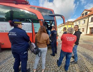 Krwiodawcy przed mobilnym punktem poboru krwi.