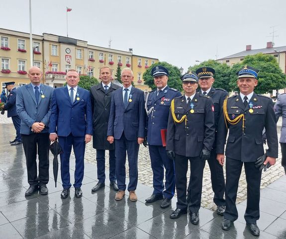 Komendant Powiatowy Policji wraz z odznaczonymi medalami.
