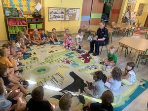 Policjantka podczas zajęć z przedszkolakami.