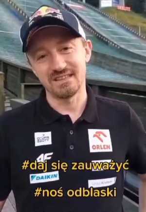 Adam Małysz promujący akcję &quot;noś odblaski, daj się zauważyć&quot;.