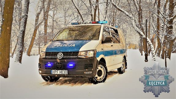 Radiowóz w zimowej scenerii.