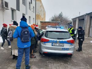 UCZNIOWIE PODCZAS PREZENTACJI RADIOWOZU.