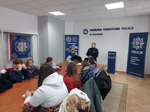 Policjantka podczas rozmowy z młodzieżą.
