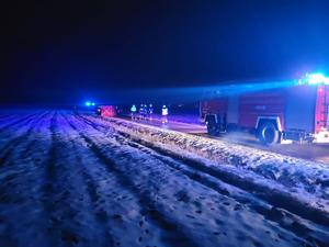 Służby ratunkowe na miejscu zdarzenia drogowego. Pora nocna.