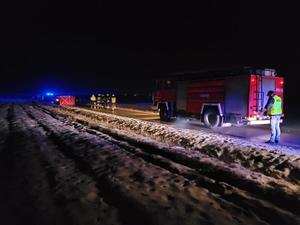 Służby ratunkowe na miejscu zdarzenia drogowego. Pora nocna.
