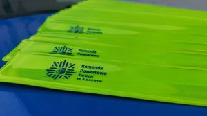 OPASKI ODBLASKOWE W KOLORZE NIEBIESKIM Z NAPISEM KOMENDA POWIATOWA POLICJI W ŁĘCZYCY.