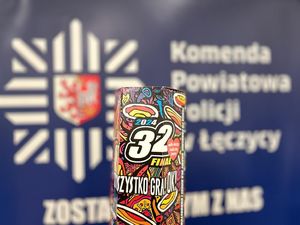Napis komenda powiatowa Policji w Łęczycy na niebieskim tle. Puszka kolorowa 32. finału wielkiej orkiestry świątecznej pomocy.