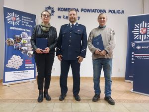 Pracownicy Policji z I Zastępcą Komendanta Powiatowego Policji w Łęczycy.