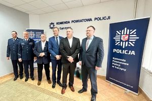 Komendant Powiatowy, Starosta Łęczycki, Burmistrz Łęczycy, Prokurator Rejonowy wraz z policjantem odchodzącym na emeryturę oraz zaproszeni goście.