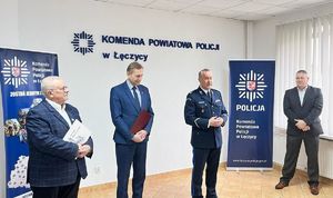 Komendant Powiatowy, Starosta Łęczycki, Burmistrz Łęczycy, Prokurator Rejonowy wraz z policjantem odchodzącym na emeryturę oraz zaproszeni goście.