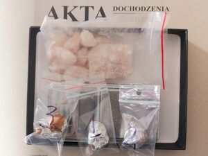 Zabezpieczone narkotyki, waga, akta sprawy.