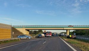 Autostrada a2, miejsce wypadku drogowego. Uszkodzone pojazdy, służby ratunkowe.