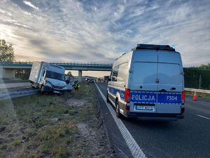 Autostrada a2, miejsce wypadku drogowego. Uszkodzone pojazdy, służby ratunkowe.