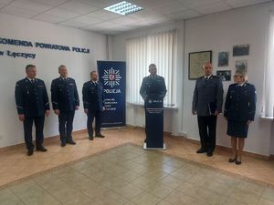 POLICJANCI W MUNDURACH PODCZAS UROCZYSTOŚCI.