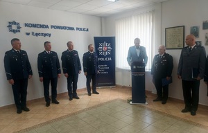 Umundurowani policjanci podczas uroczystości.