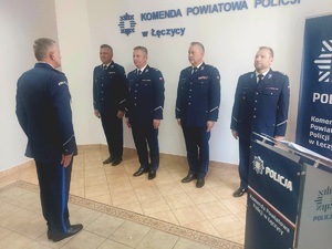 Umundurowani policjanci podczas uroczystości.