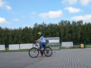 Chłopiec pokonuje tor na rowerze.