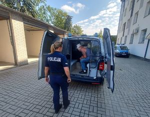 Policjantka z zatrzymanym w radiowozie.