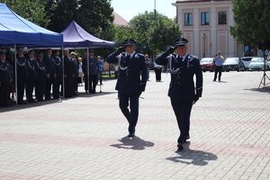 Policjanci w umundurowaniu wyjściowym na placu Tadeusza Kościuszki podczas uroczystości z pocztem sztandarowym i zaproszonymi gośćmi.