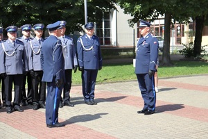 Policjanci w umundurowaniu wyjściowym na placu Tadeusza Kościuszki podczas uroczystości z pocztem sztandarowym i zaproszonymi gośćmi.