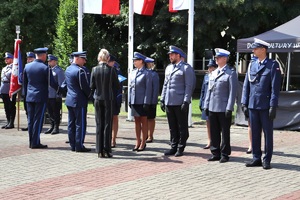 Policjanci w umundurowaniu wyjściowym na placu Tadeusza Kościuszki podczas uroczystości z pocztem sztandarowym i zaproszonymi gośćmi.