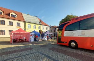 Ambulans do poboru krwi na placu Kościuszki w Łęczycy, stoiska promocyjne instytucji oraz krwiodawcy.