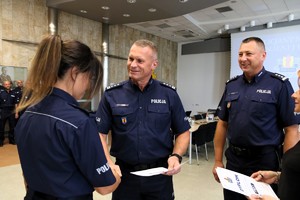 Komendanci wojewódzcy Policji w Łodzi wręczają gratulacje policjantom.