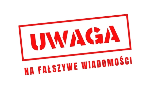 Na białym tle napis uwaga na fałszywe wiadomości w kolorze czerwonym.