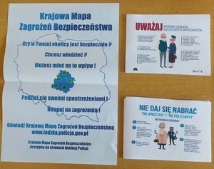 Ulotki informujące o aplikacji Krajowa Mapa Zagrożeń Bezpieczeństwa oraz profilaktyka przeciw oszustwom.