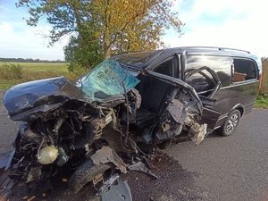 Rozbite auto i policjantka podczas oględzin.