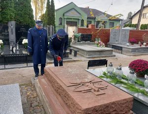 Komendanci przed pomnikiem i tablicą pamiątkową.