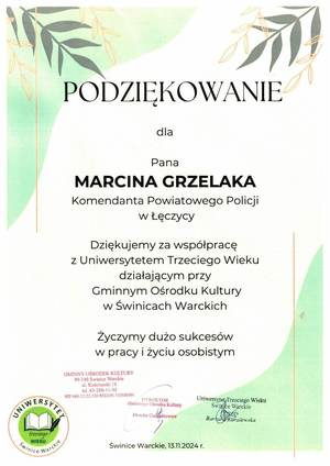 Podziękowania za współpracę dla komendanta od przedstawicieli Uniwersytetu Trzeciego Wieku.