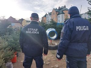 Policjanci, Strażnicy Miejscy i funkcjonariusze Straży Rybackiej prowadzą kontrole na targowisku w Łęczycy.