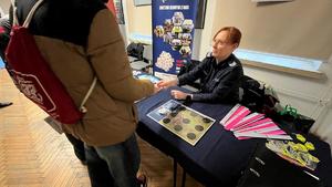 Policjanci na stoisku promocyjnym podczas działań w Domu Kultury.