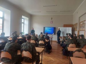 POLICJANCI NA SPOTKANIU W SZKOLE Z UCZNIAMI.